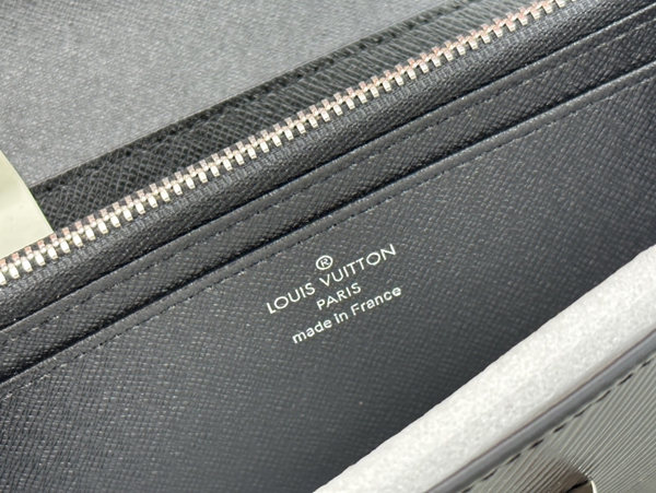 LVコピーウォレット着用イメージ